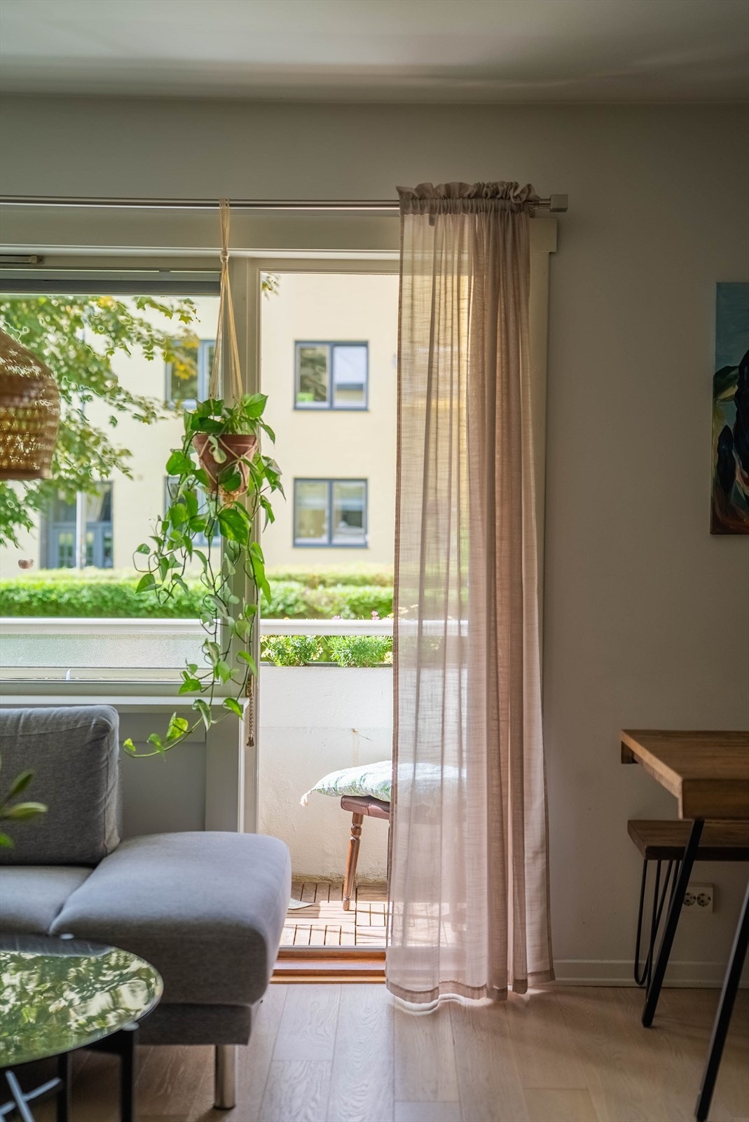 Leiligheten ligger i høy 1. etasje, og består av entré, åpen kjøkken- og stueløsning, to soverom og bad. Galleribilde