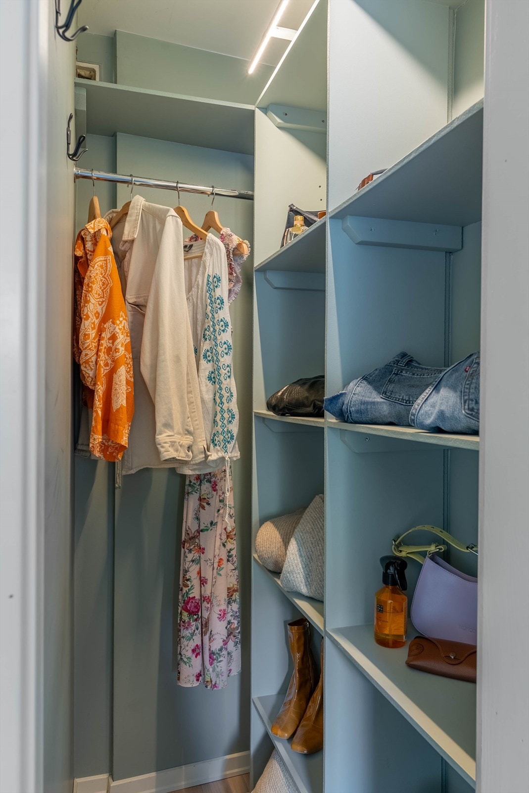Rommet har tilknytning til eget walk-in closet med masse lagringsplass. Galleribilde