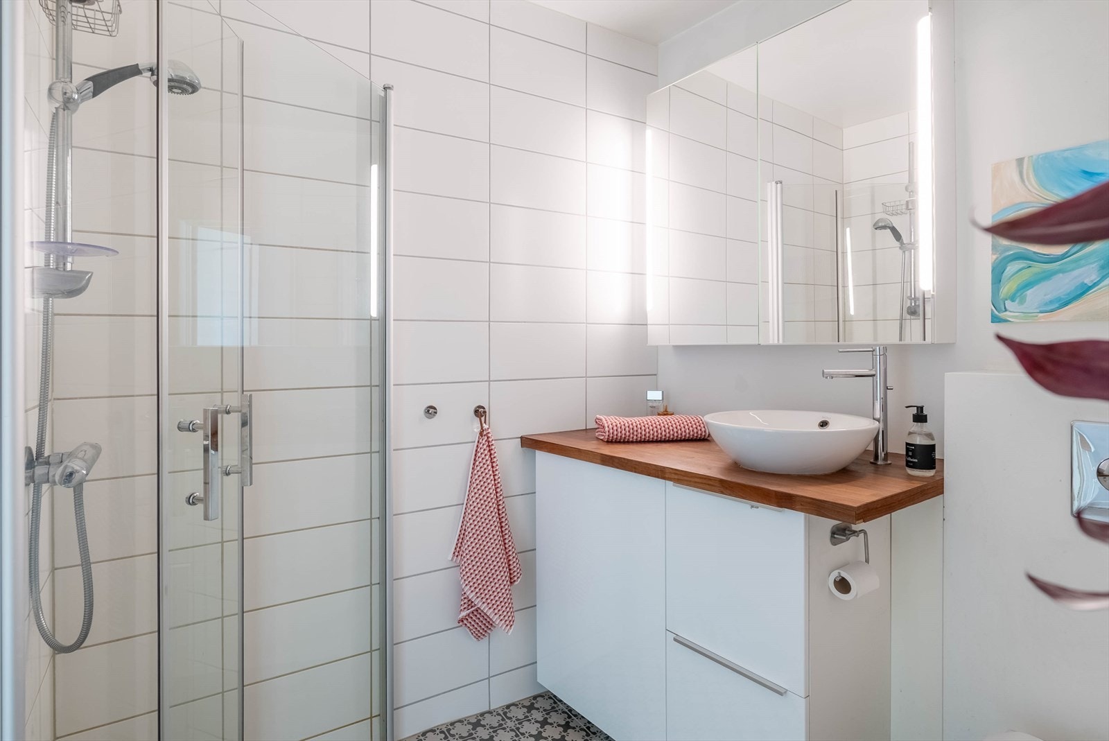 Romslig og tidløst bad pusset opp i 2014. Badet har flislagt gulv med varme og en kombinasjon av malte og flislagte vegger. Galleribilde