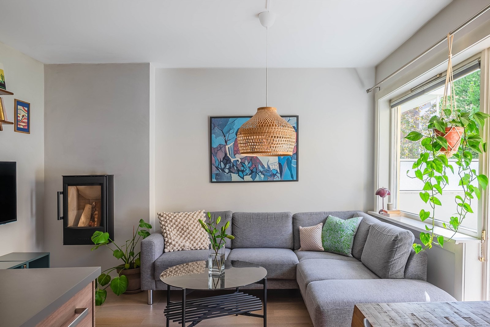 I stuen er det god plass til sofagruppe med tilhørende sofabord og tv-benk. Galleribilde