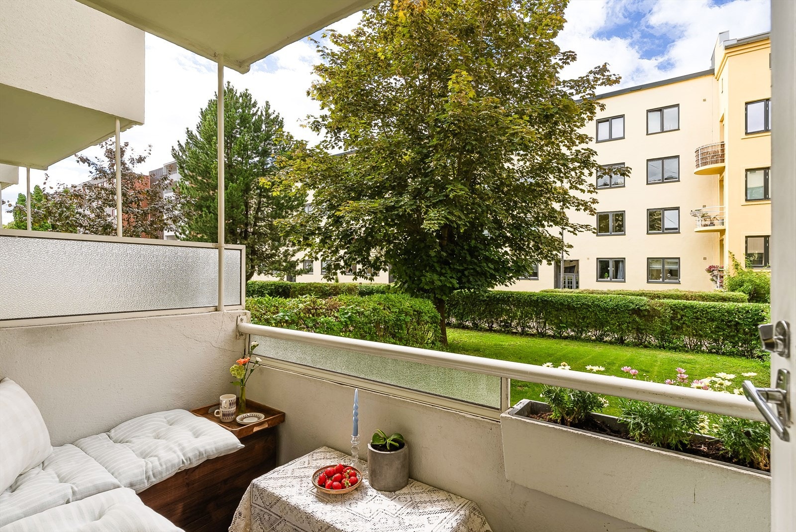 Fra stuen er det utgang til en hyggelig, vestvendt balkong på ca. 3,6 kvm. Galleribilde