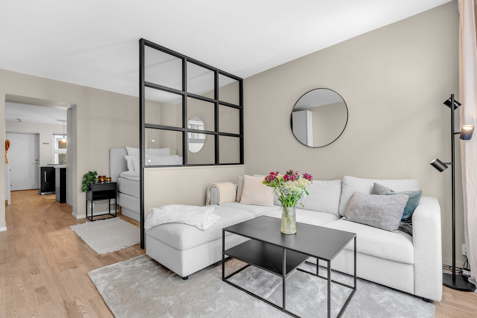 De store flotte studiovinduene sammen med den gode takhøyden er med på å skape en unik atmosfære og glimrende lysforhold i leiligheten. Galleribilde