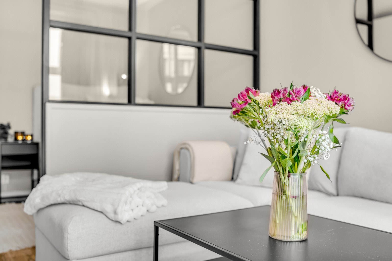 Boligen har delikate overflater med lysmalte vegger. Takhøyden i stue er målt til ca 2,51 m. Galleribilde