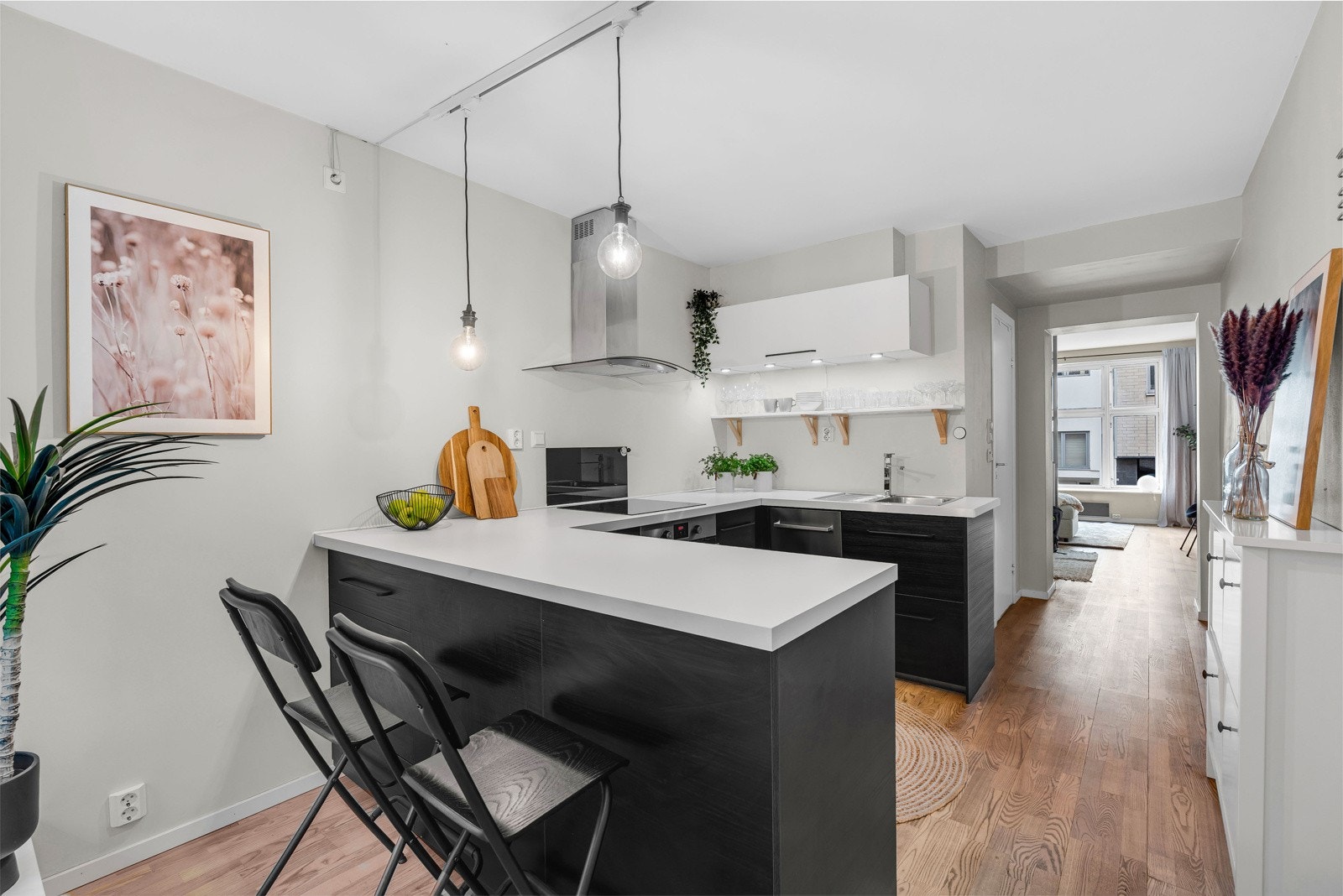 Den delvis åpne kjøkkenløsningen ligger behagelig tilbaketrukket fra stuedelen. Galleribilde