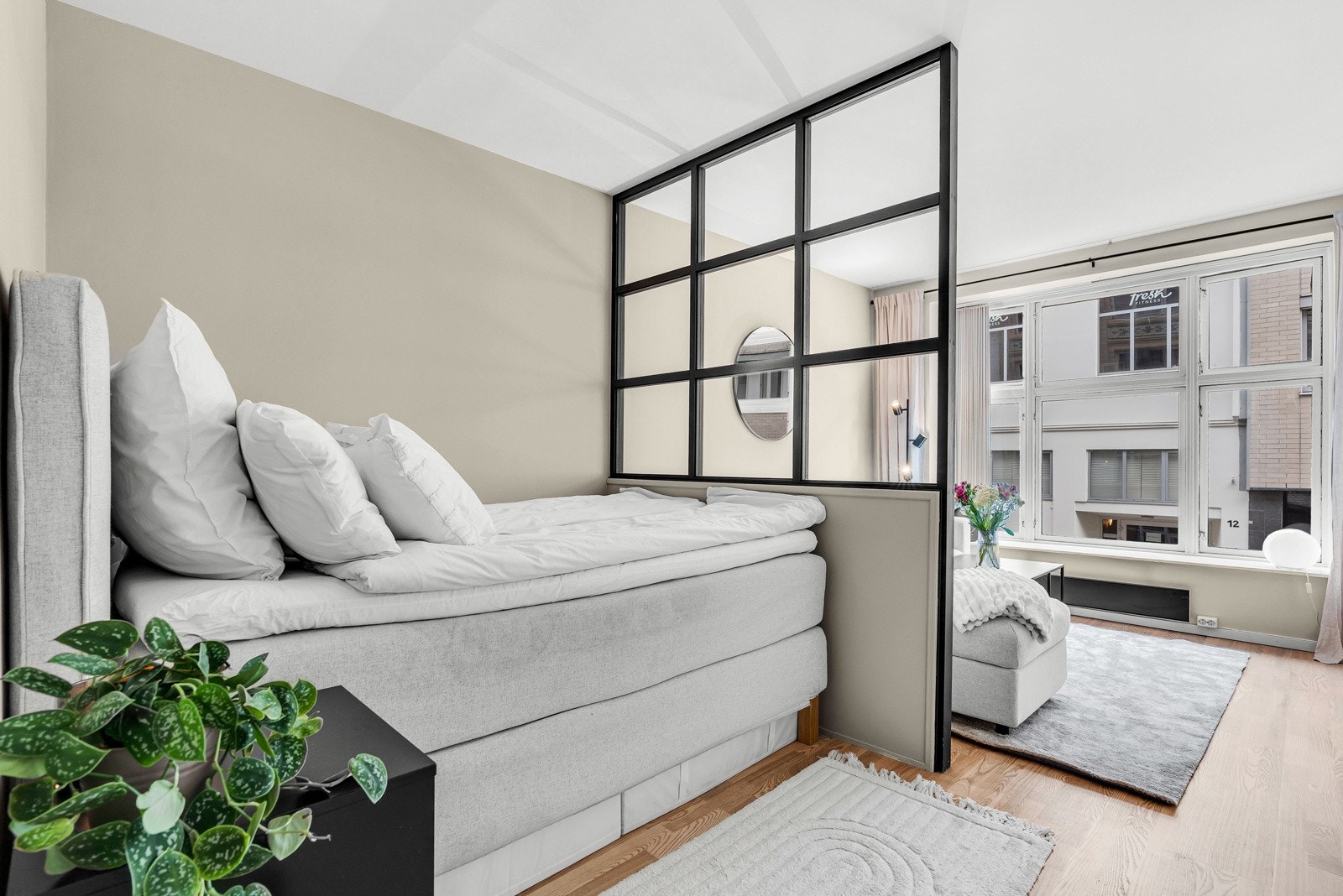 Avskilt med en stor skillevegg er det gjort plass til en dobbeltseng. Galleribilde