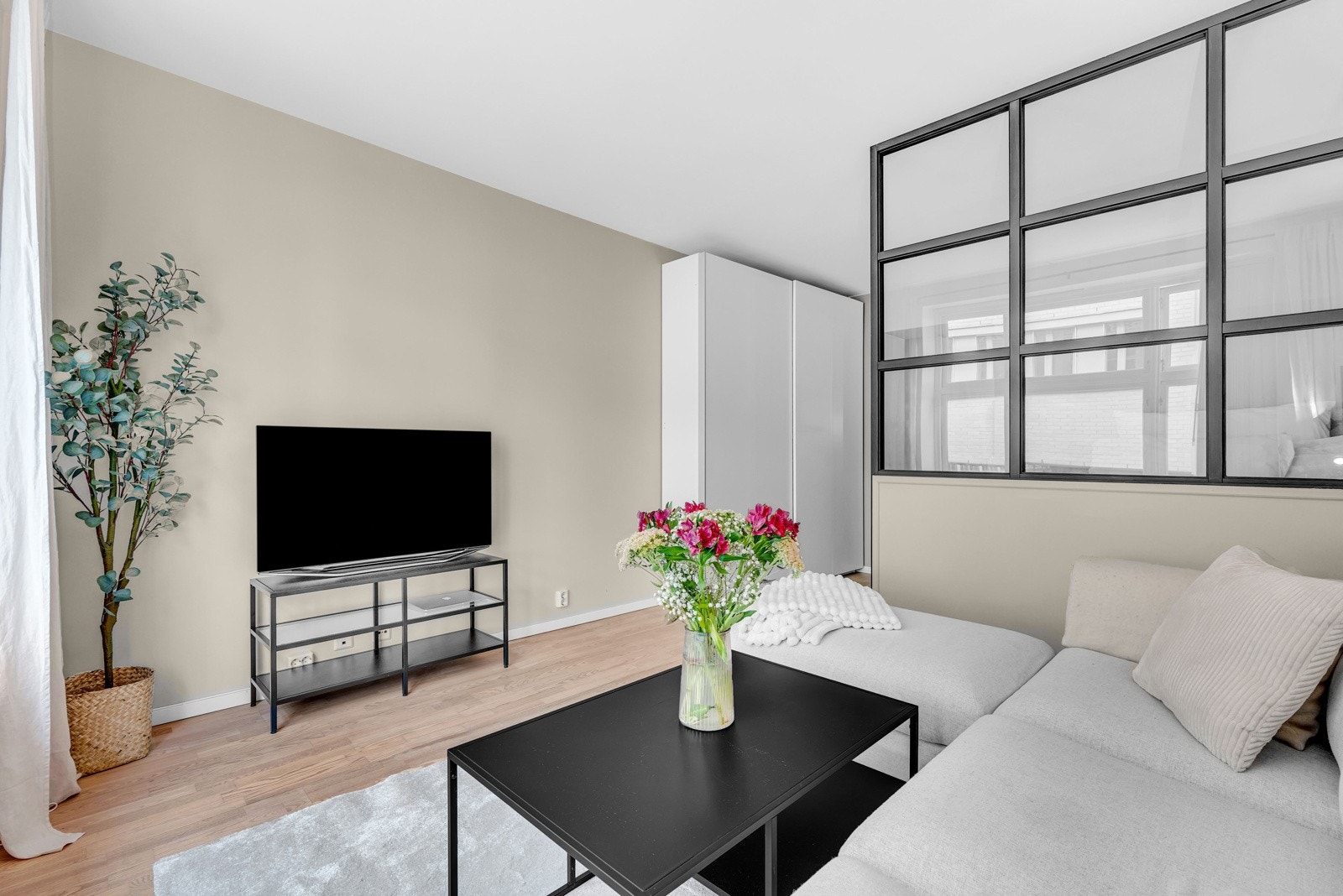 Leiligheten ligger i 2. etasje med supersentral beliggenhet. Det er godt med garderobeløsning langs ene veggen. Galleribilde