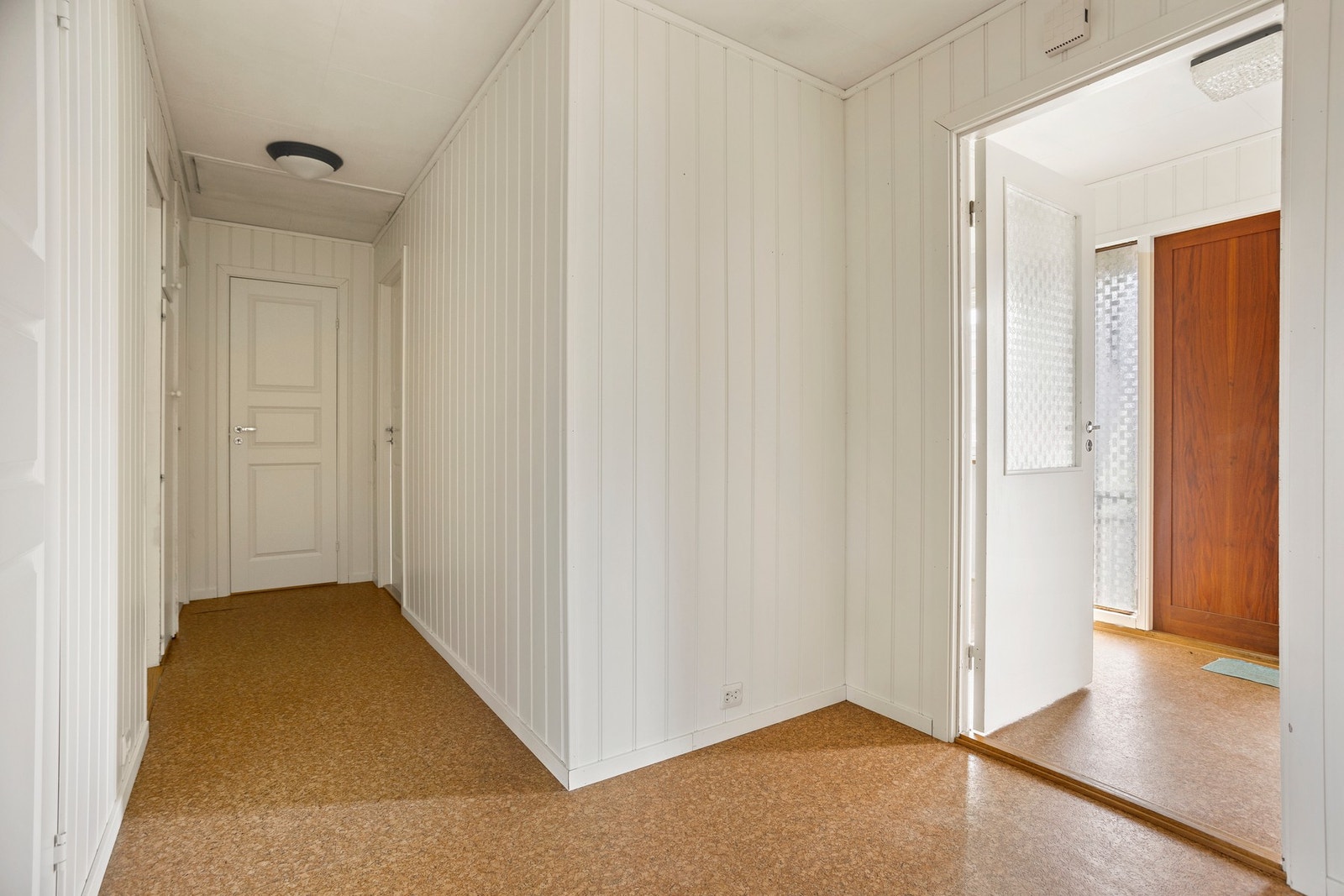 Gang - 8 kvm. Dør inn til fire soverom Galleribilde