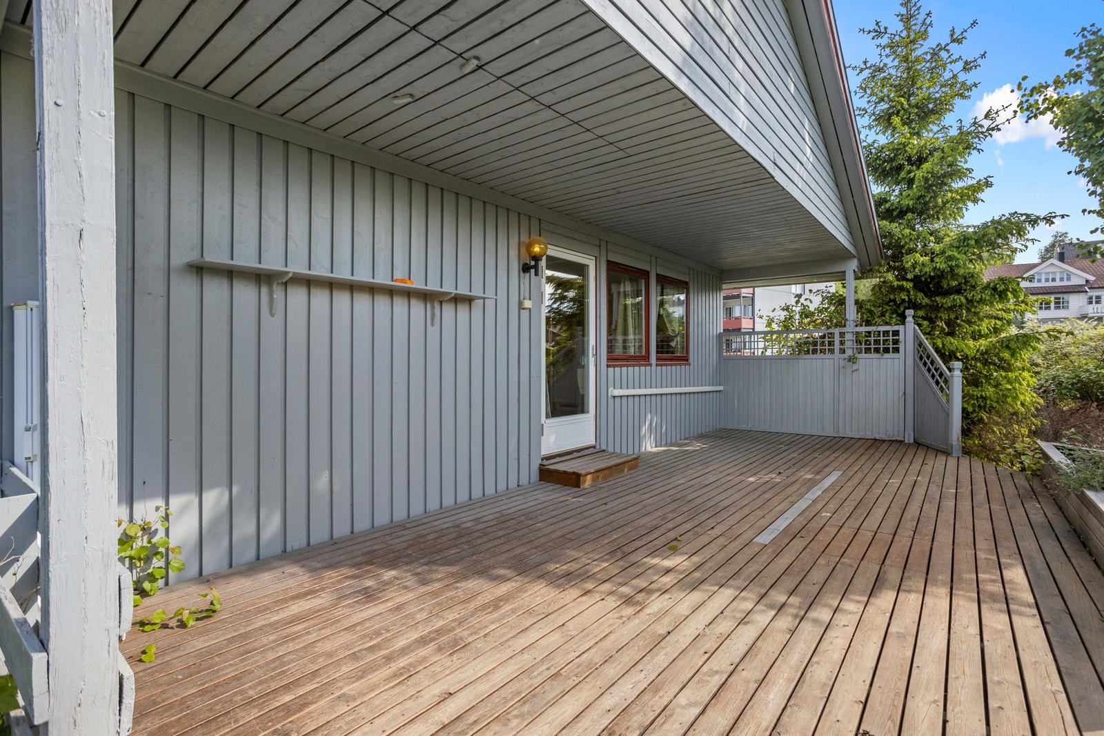 Stor terrasse med gode solforhold Galleribilde