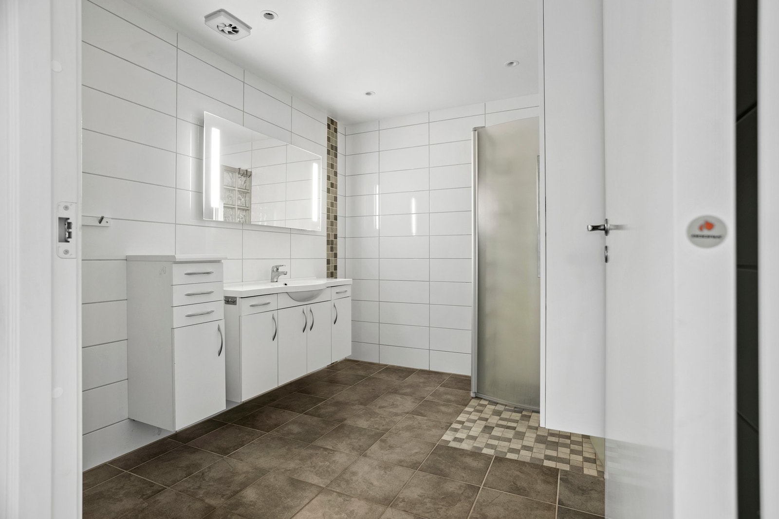 Bad - 7 kvm. Pent bad som ble renovert i 2014! Flislagte overflater med gulvvarme, samt downlights i taket Galleribilde