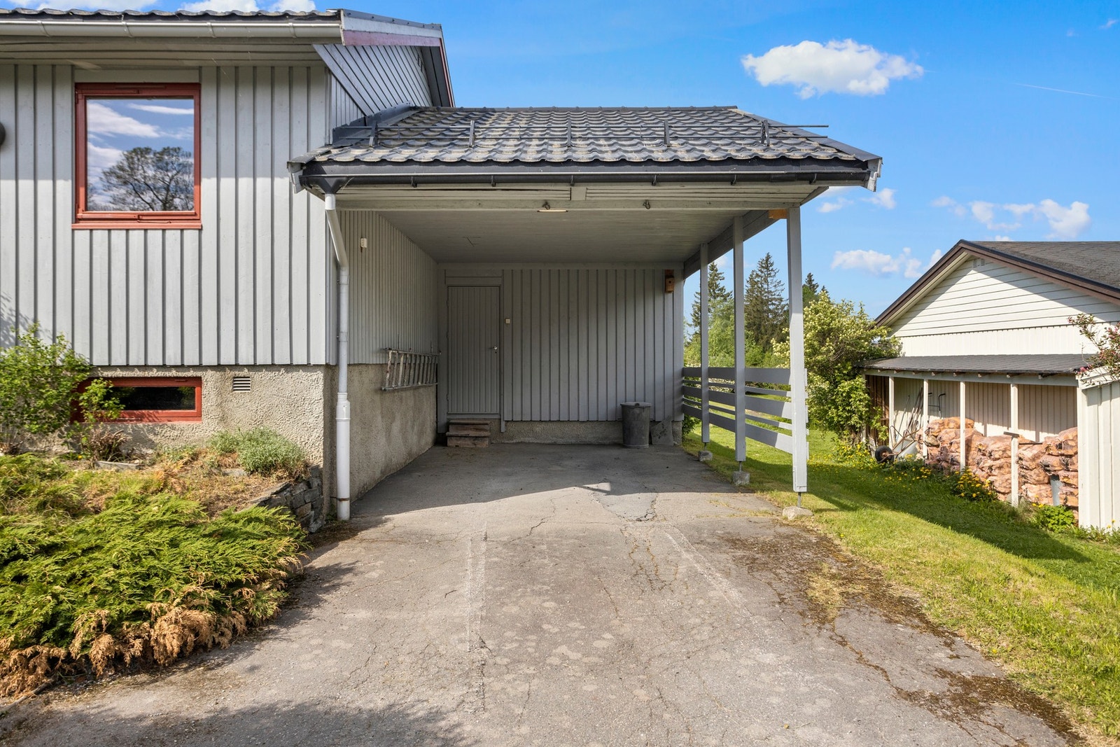 Asfaltert gårdsplass og inn i carport. I bakre del av carport er det bod på 4,5 kvm Galleribilde
