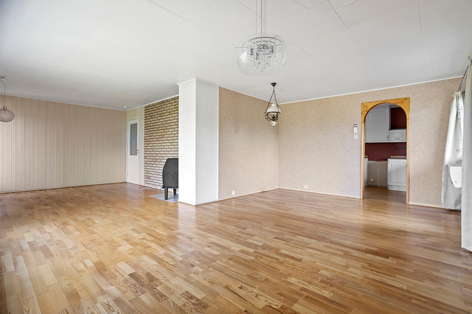 Stuen har oppvarming fra varmepumpe og vedfyring Galleribilde