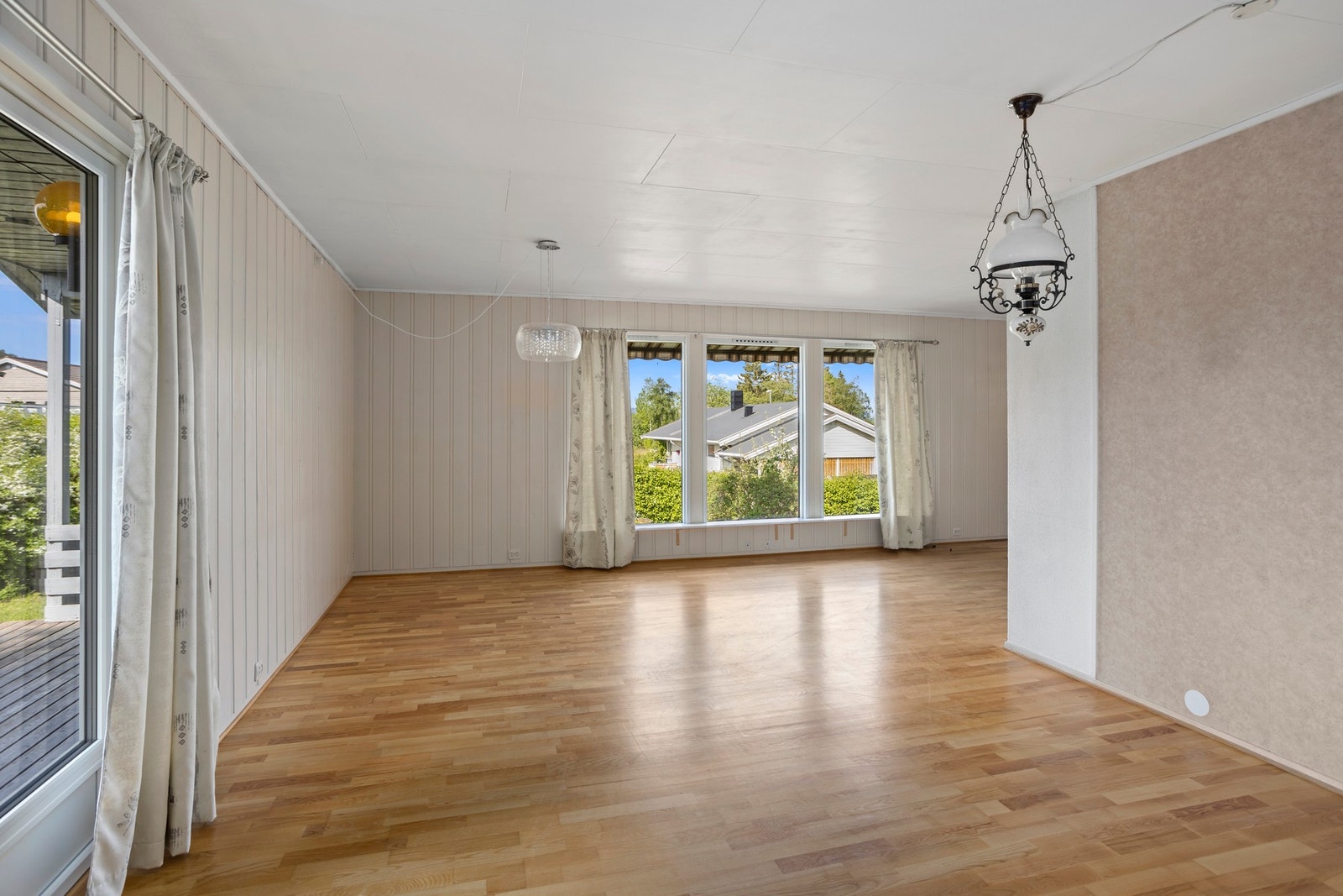 God plass til flere sittegrupper Galleribilde