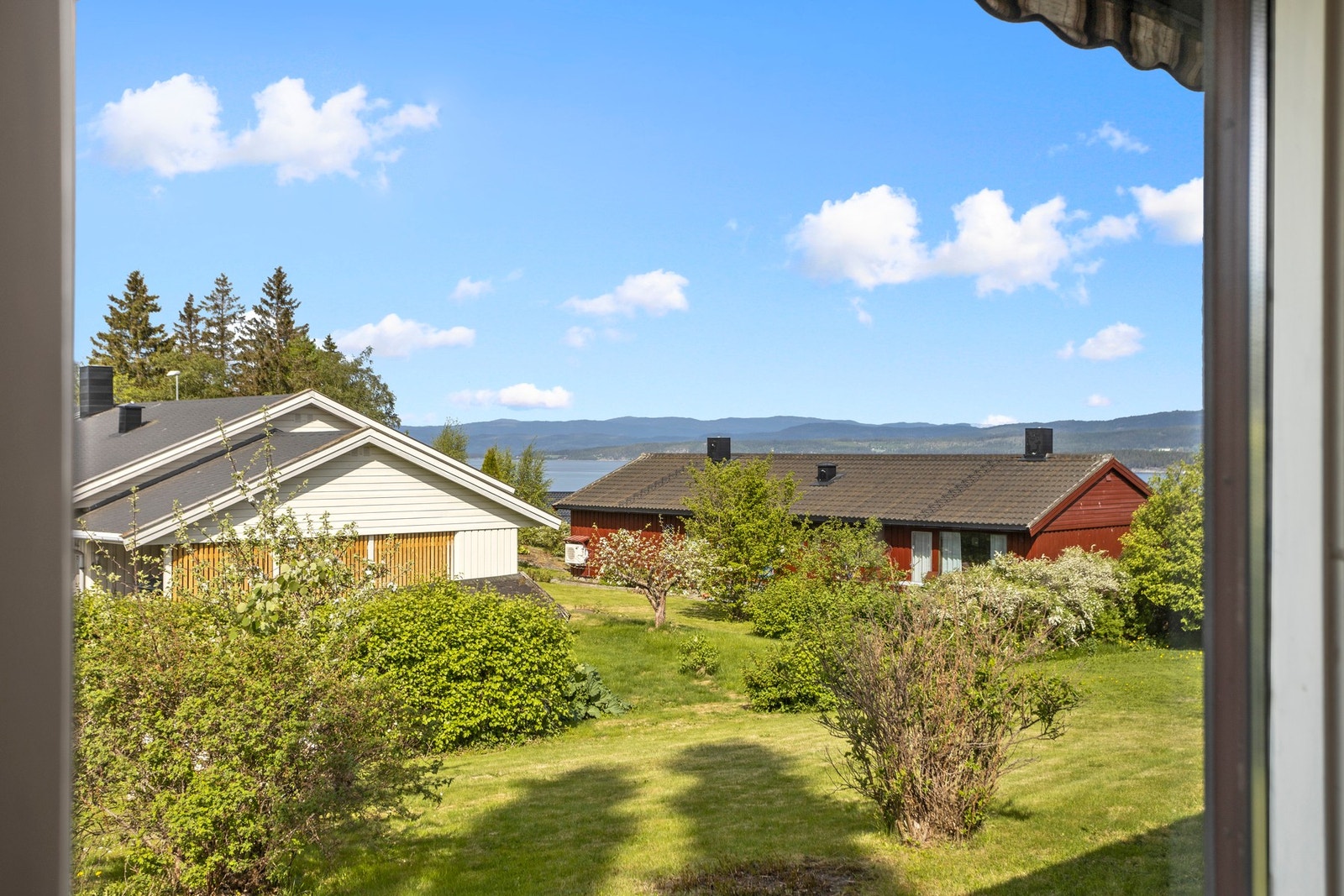 Fra stuen er det utsikt mot sjøen Galleribilde