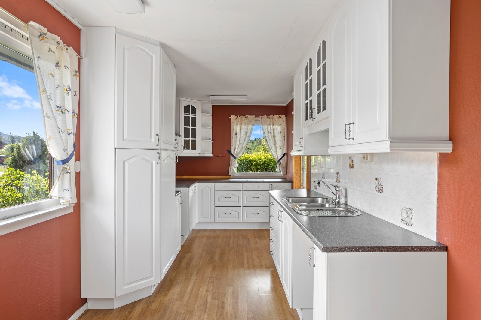 Kjøkken - 12 kvm. Innredning med avsatt plass for hvitevarer Galleribilde