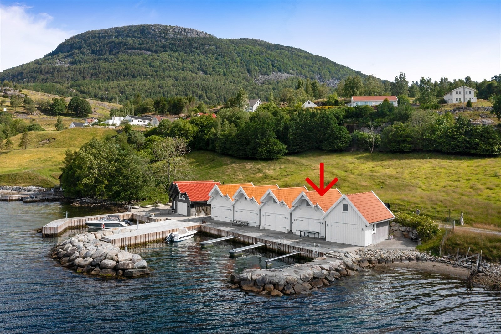 Området er populært blant friluftsentusiaster som setter pris på mulighetene for båtliv, fiske, og kajakkpadling rett utenfor døren. Galleribilde