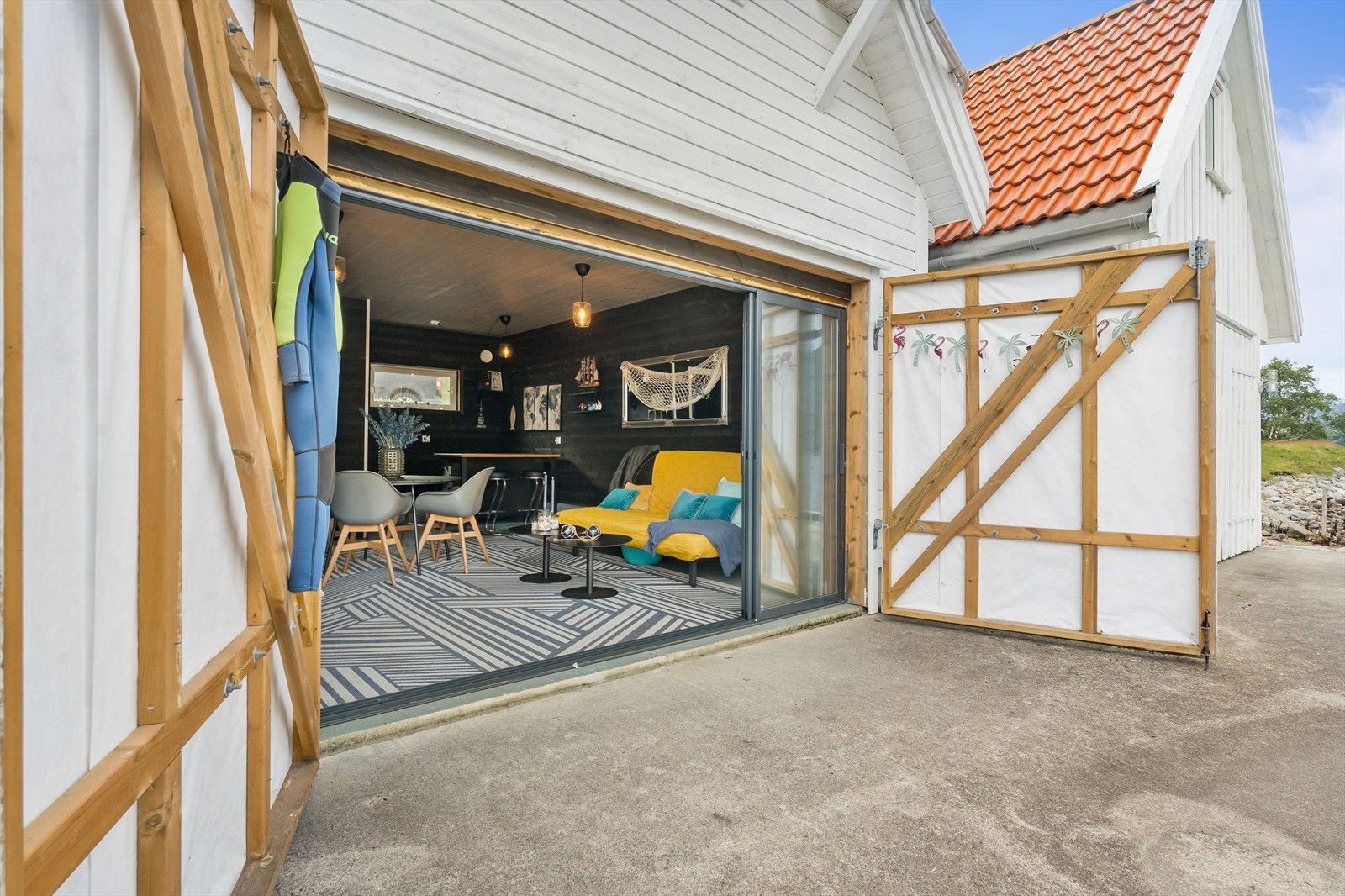 Naustet har en romslig og funksjonell utforming, med god plass og innbydende innredning. Mulighet for å kjøre helt frem, parkering like bortenfor. Galleribilde