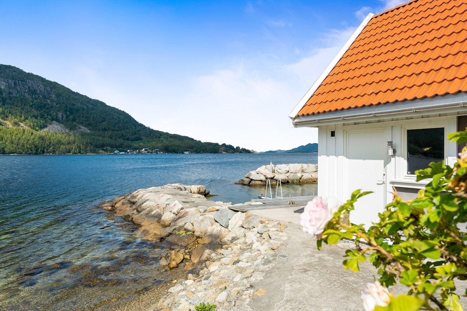 Fine badeplasser i området rundt naustene for både store og små. Galleribilde