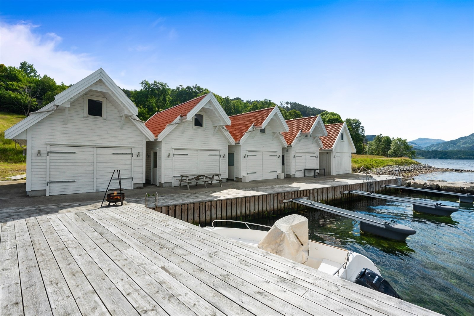 Naustet har selveiet tomt med romslig uteområde foran naust, og støpt brygge med molo i naturstein. Galleribilde