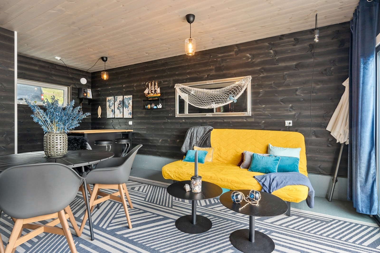 Naustet har innlagt strøm. Vann er innlagt fra bekk. Ikke avløp. Det er planer blant de andre naustene å legge inn vann/avløp. Galleribilde