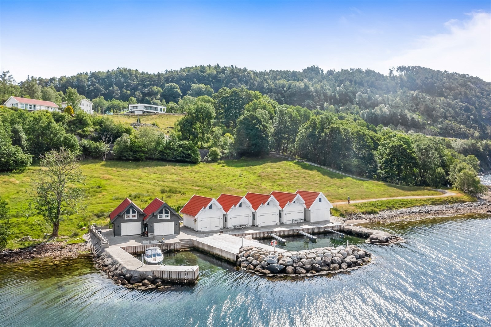 Naustene på Jøssang ligger vakkert til ved sjøen, med idylliske omgivelser og fantastisk utsikt over fjorden og de omkringliggende naturområdene. Galleribilde