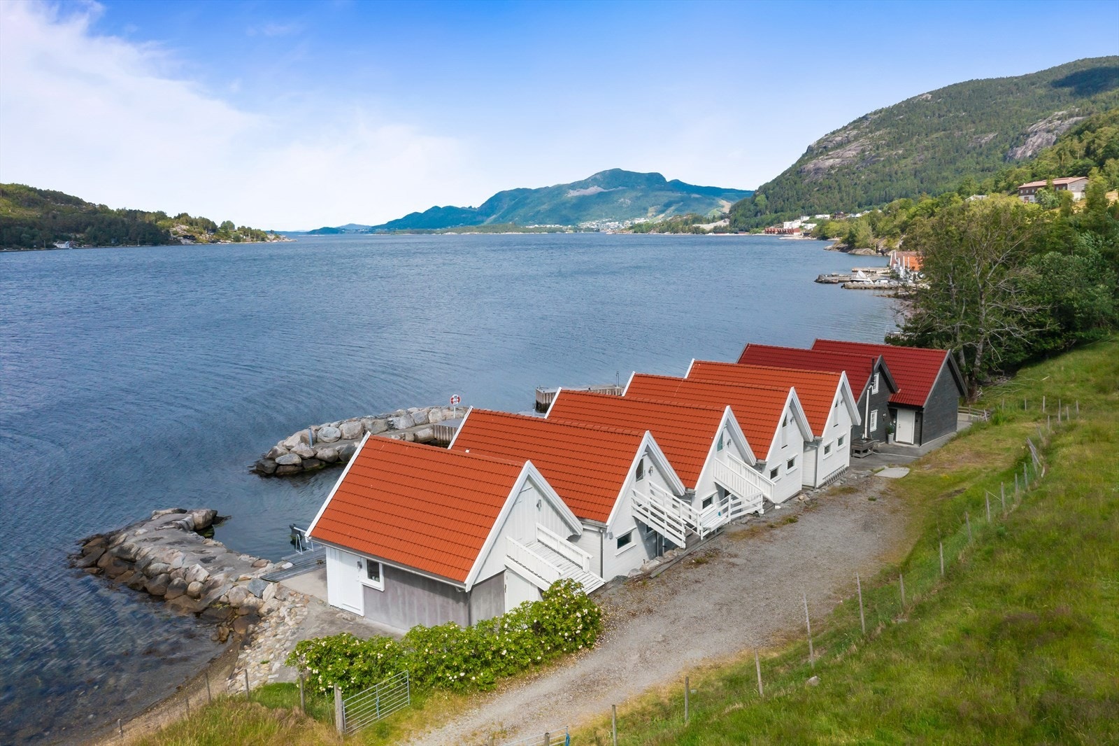 Jørpeland sentrum, som ligger i kort avstand fra Jøssangvegen, tilbyr et godt utvalg av butikker, restauranter, skoler og helsetjenester, noe som gjør det enkelt å dekke daglige behov uten å måtte reise langt. Galleribilde