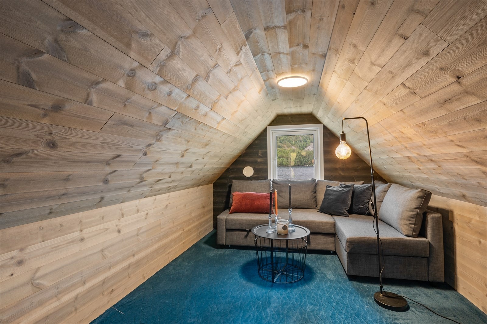 Flott innredet loftsrom. Galleribilde