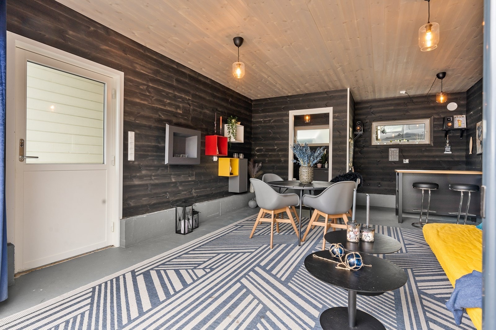 Naustet har betong på gulv og panel på vegger og tak. Her har man et veldig kjekt rom som innbyr til hyggelige sammenkomster. Innerst i naustet er det delt av til et toalettrom med forbrenningstoalett og vask. Galleribilde