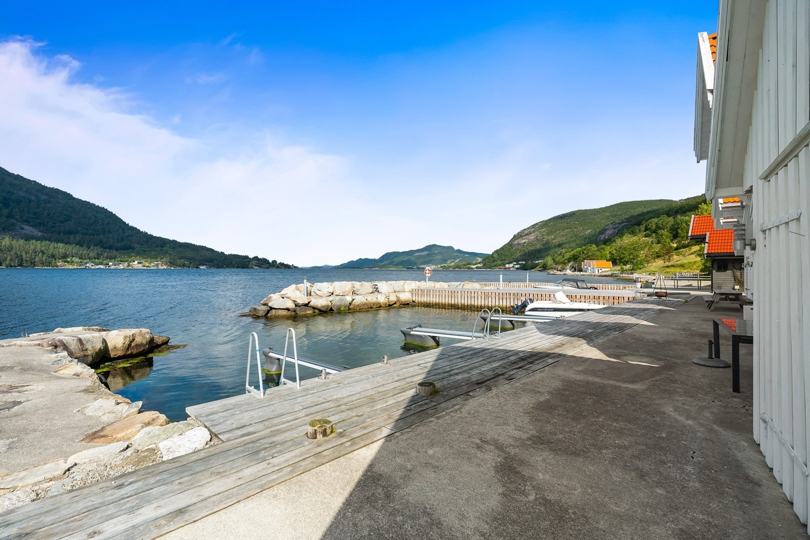 Eiendommen disponerer 2 båtplasser i moloen, like foran naustet Galleribilde