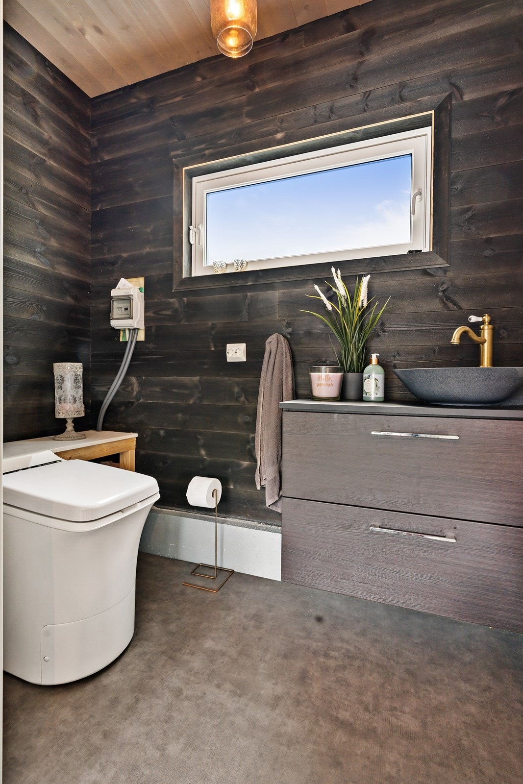 Toalettrom med forbrenningstoalett og vask. Galleribilde