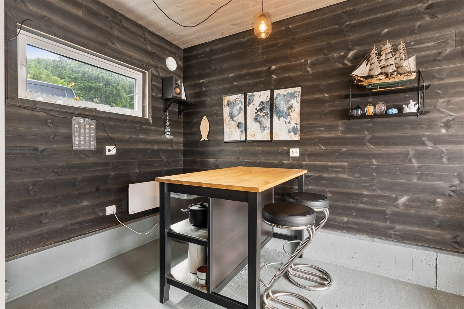 Liten kjøkkenkrok med en kjøkkenøy. Galleribilde