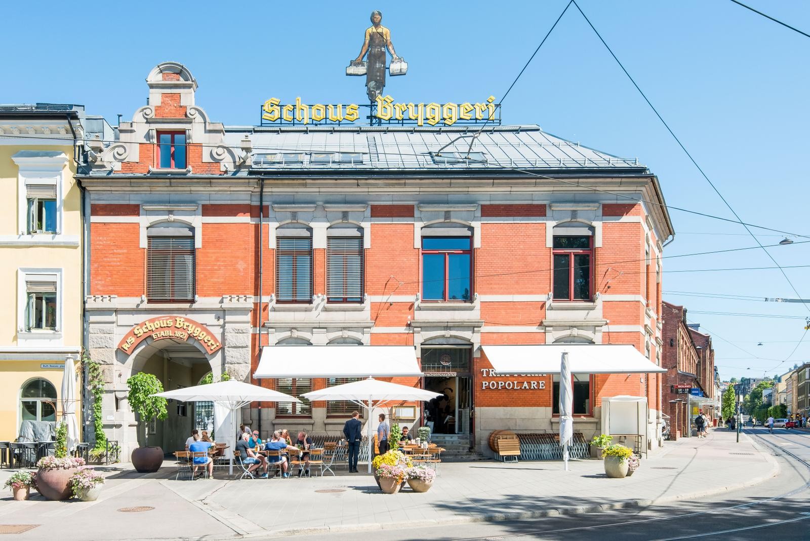 Schous Plass med populære utesteder og restauranter. Galleribilde