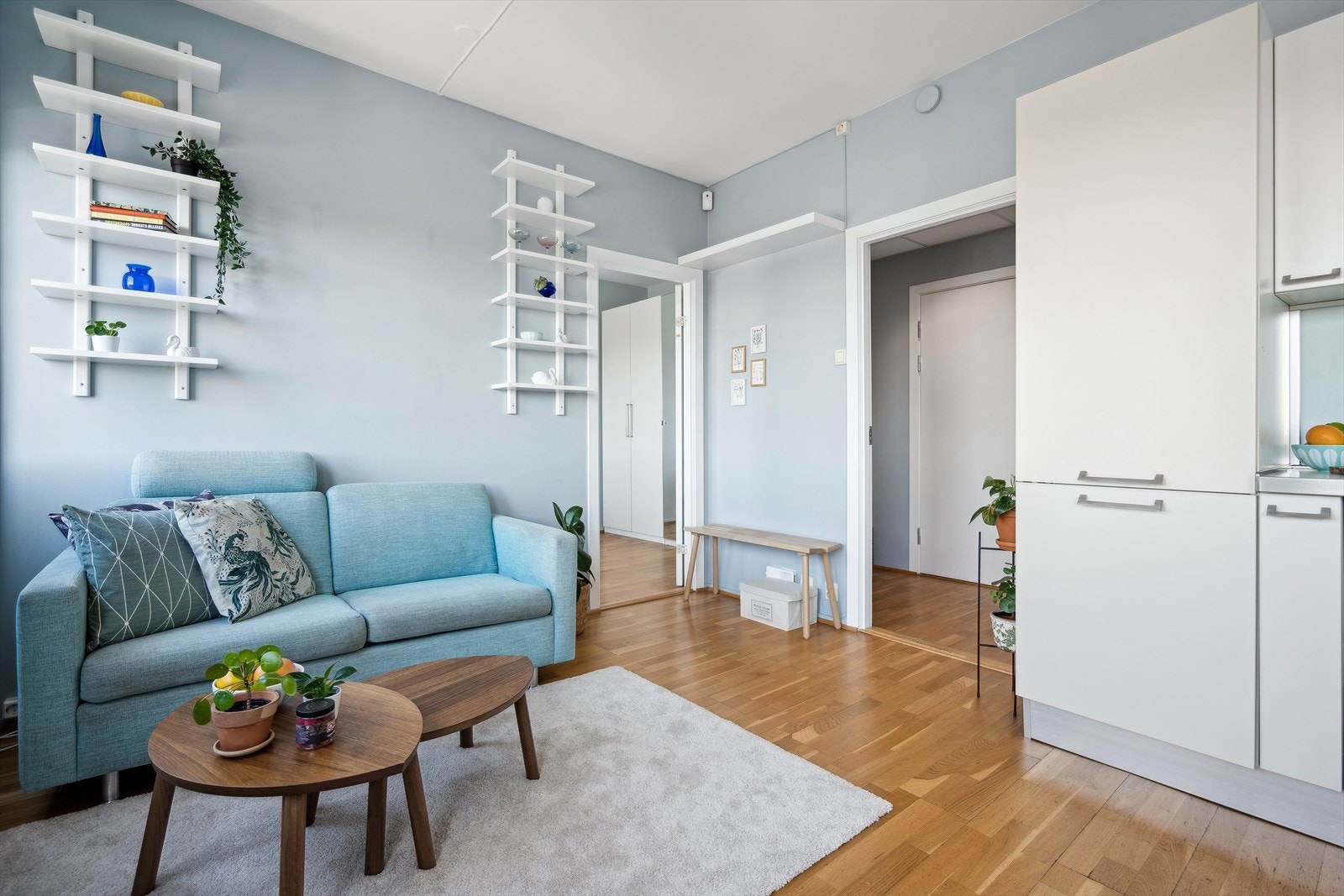 Stuens størrelse gjør rommet enkelt å møblere og har flere møbleringsmuligheter. Galleribilde