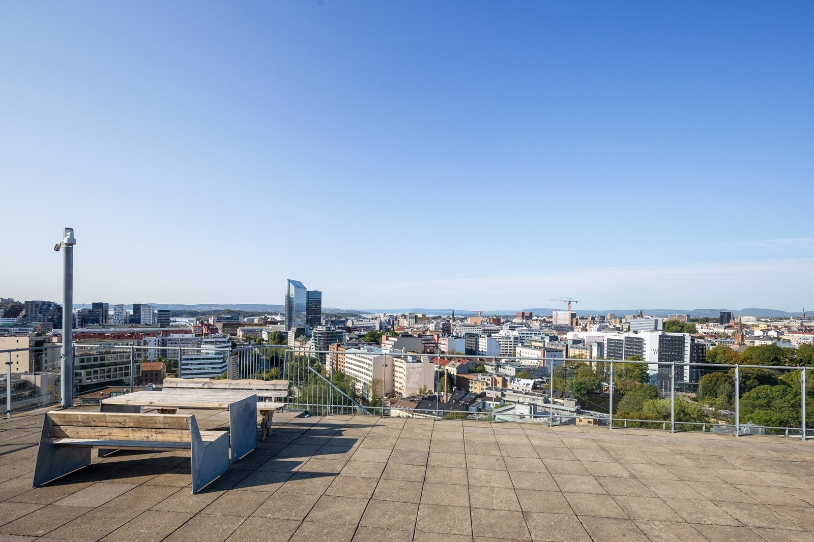 Som beboer har du tilgang på en felles takterrasse med flere sittegrupper. Galleribilde