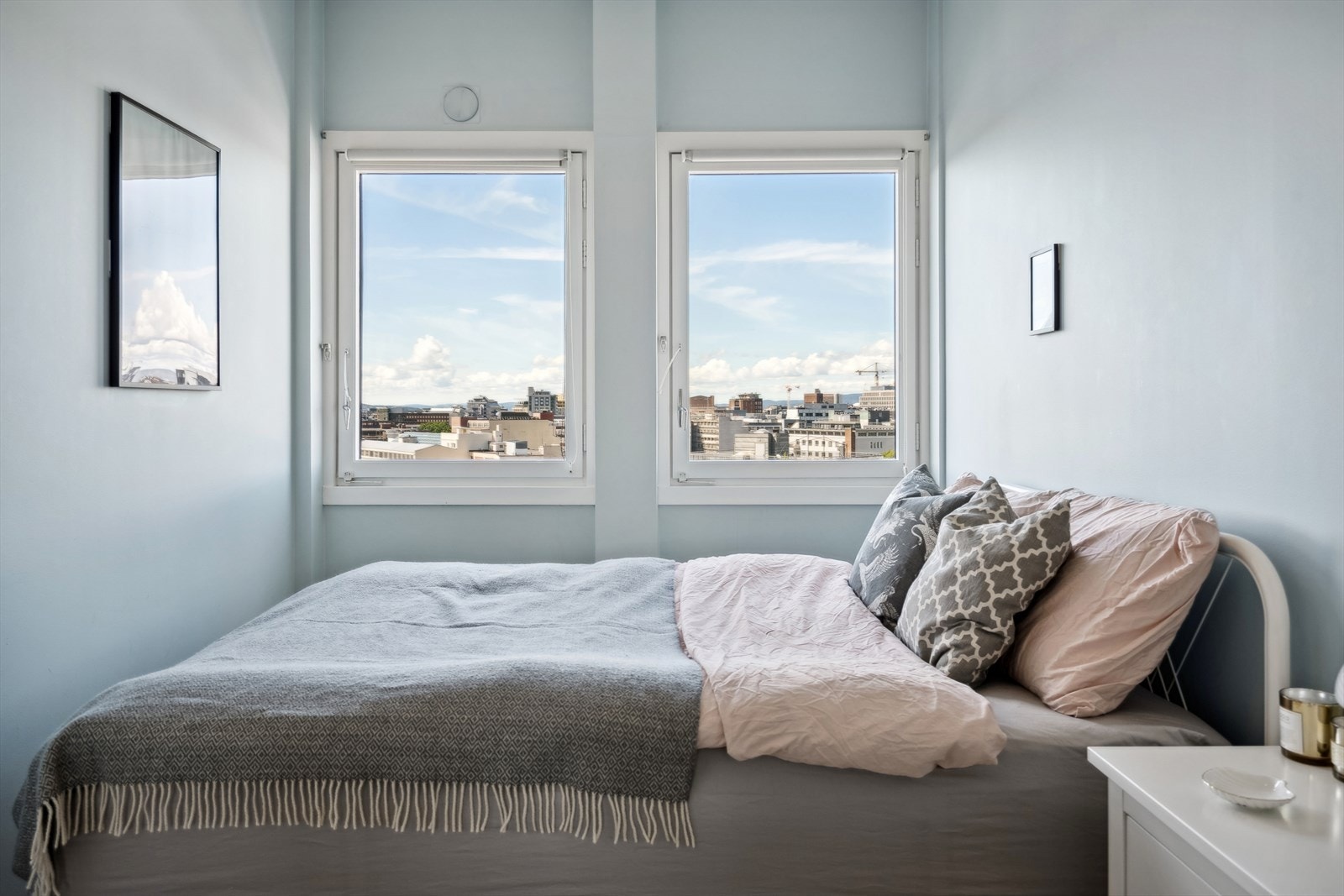 Rommet har store vindusflater som slipper inn godt med naturlig lys. Galleribilde