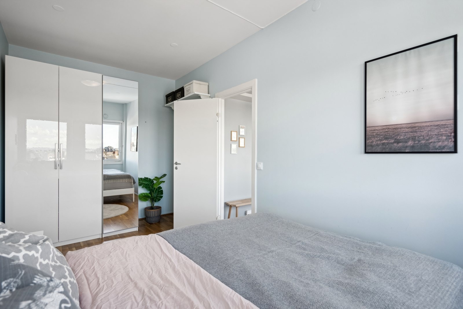 Det er god plass til oppbevaring i garderobeinnredning. Galleribilde