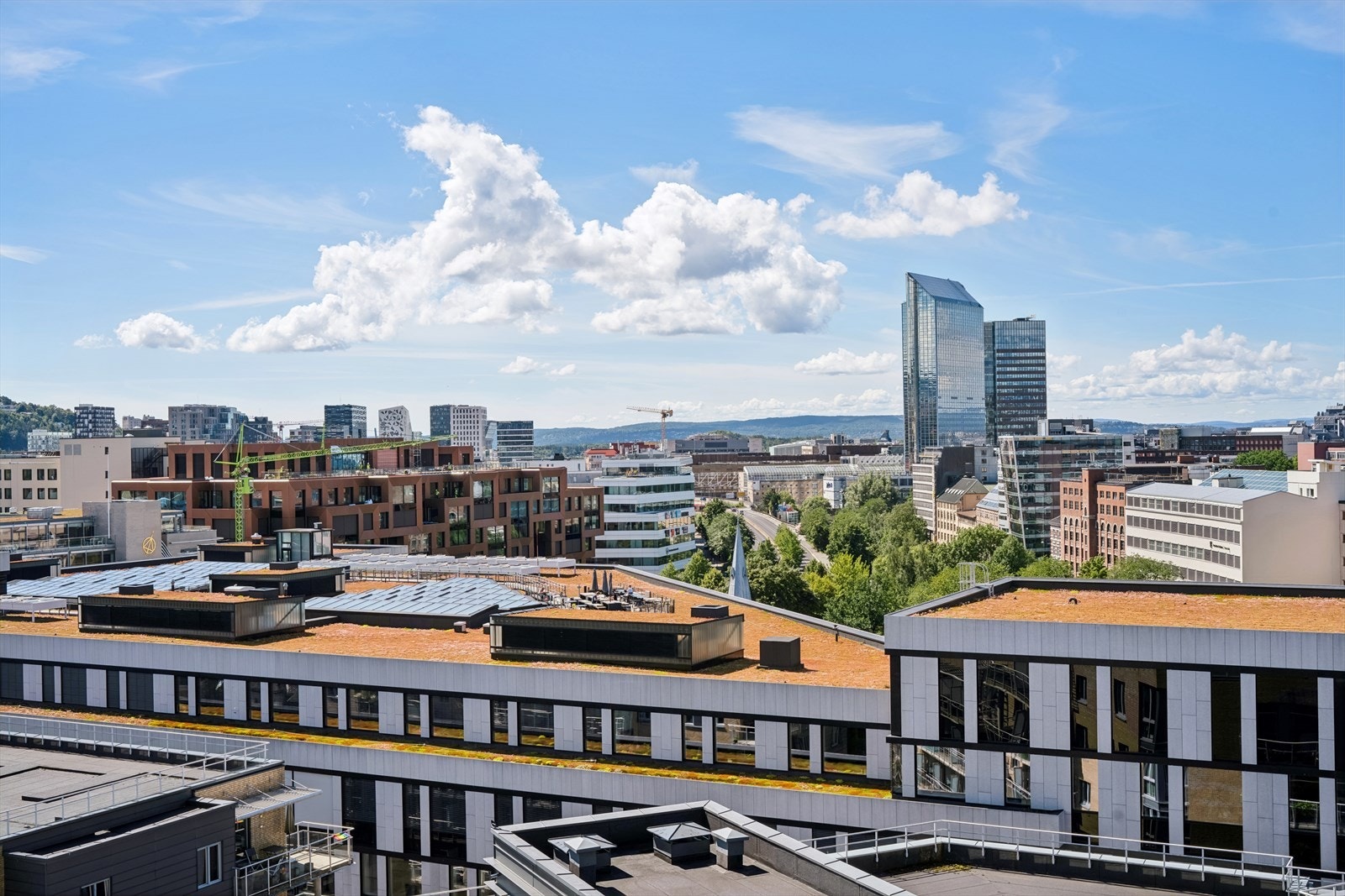 Fra leiligheten har du utsikt over Oslo sentrum, utsikten strekker seg fra Ekeberg til Holmenkollen. Galleribilde