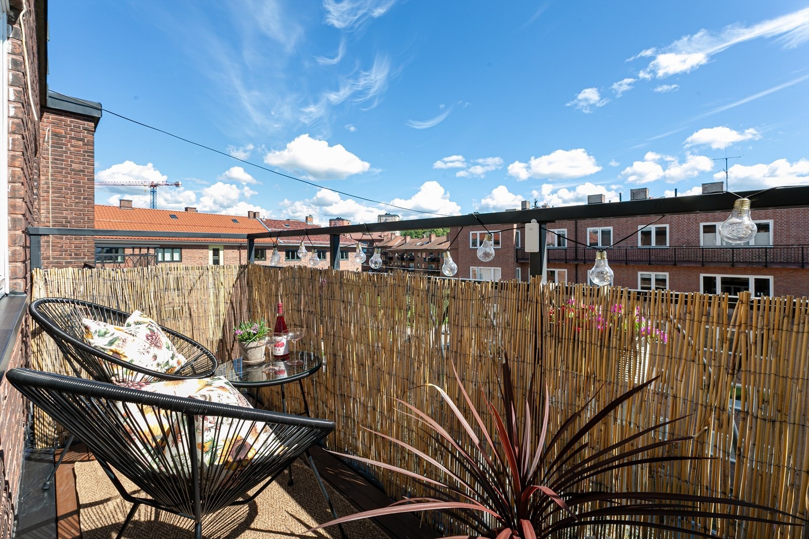 Balkongen ligget høyt og fritt med hyggelig utsikt og fine solforhold. Galleribilde