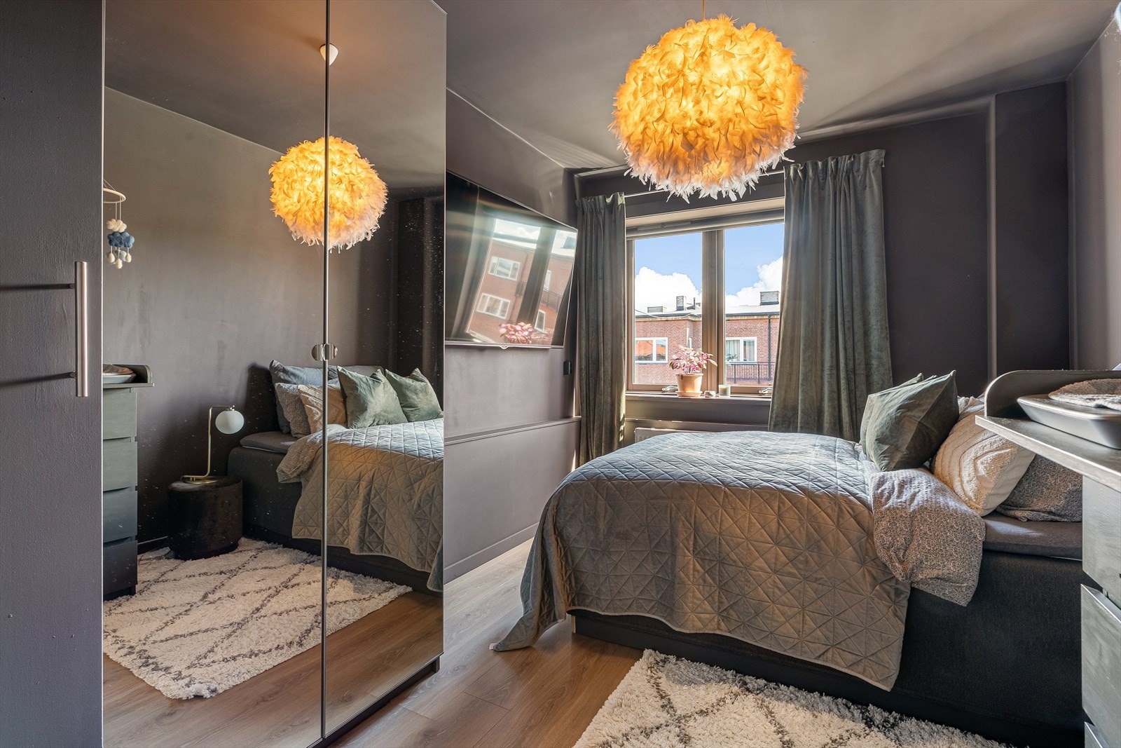 Soverommet er lunt og behagelig med god plass til dobbeltseng, tilhørende nattbord og oppbevaringsmøbler. Garderobeskap for oppbevaring av klær. Galleribilde