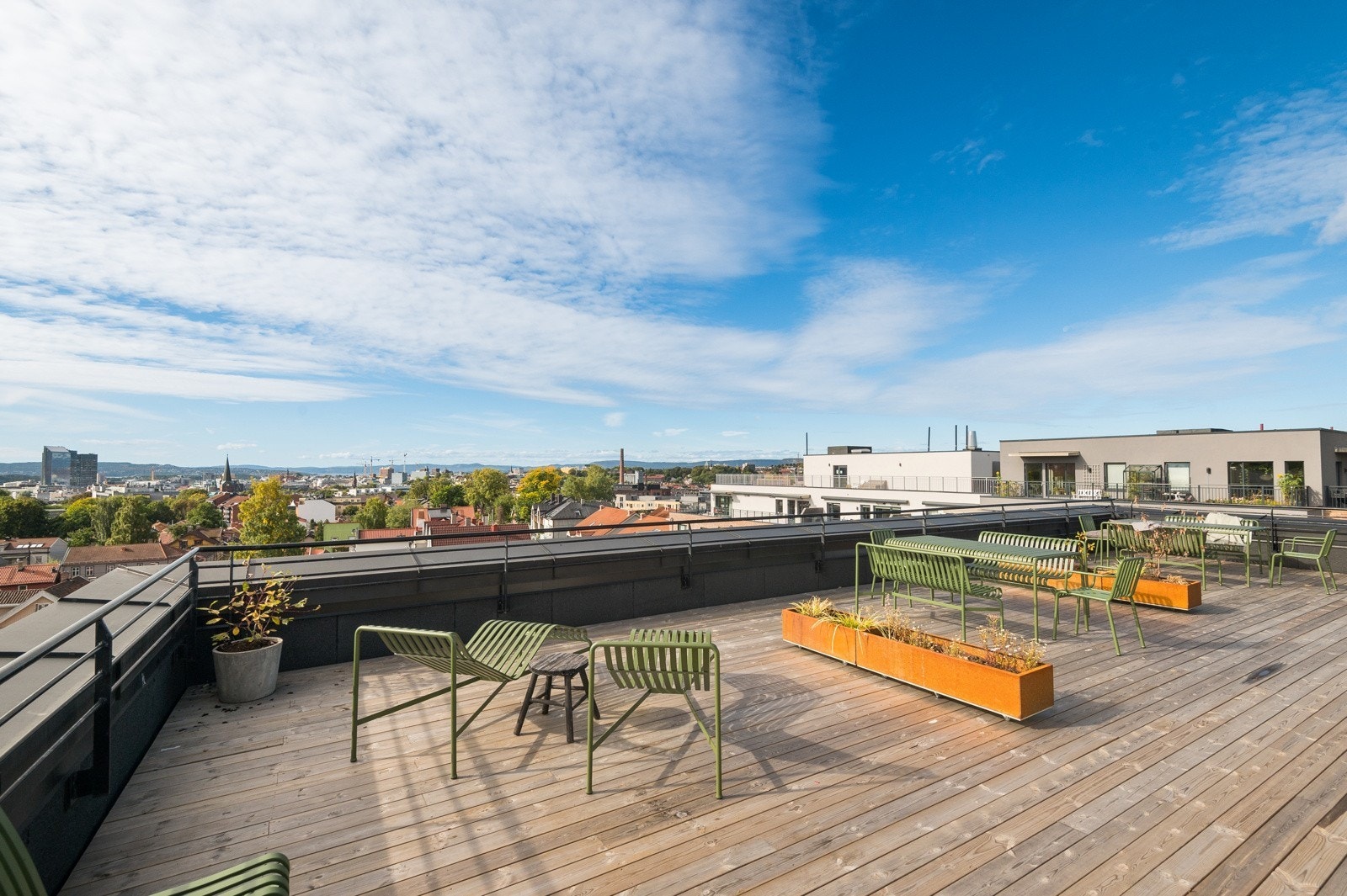 Med flere soner og utemøblemenet ligger alt til rette for å samle gode venner og naboer for fine dager her oppe. Galleribilde