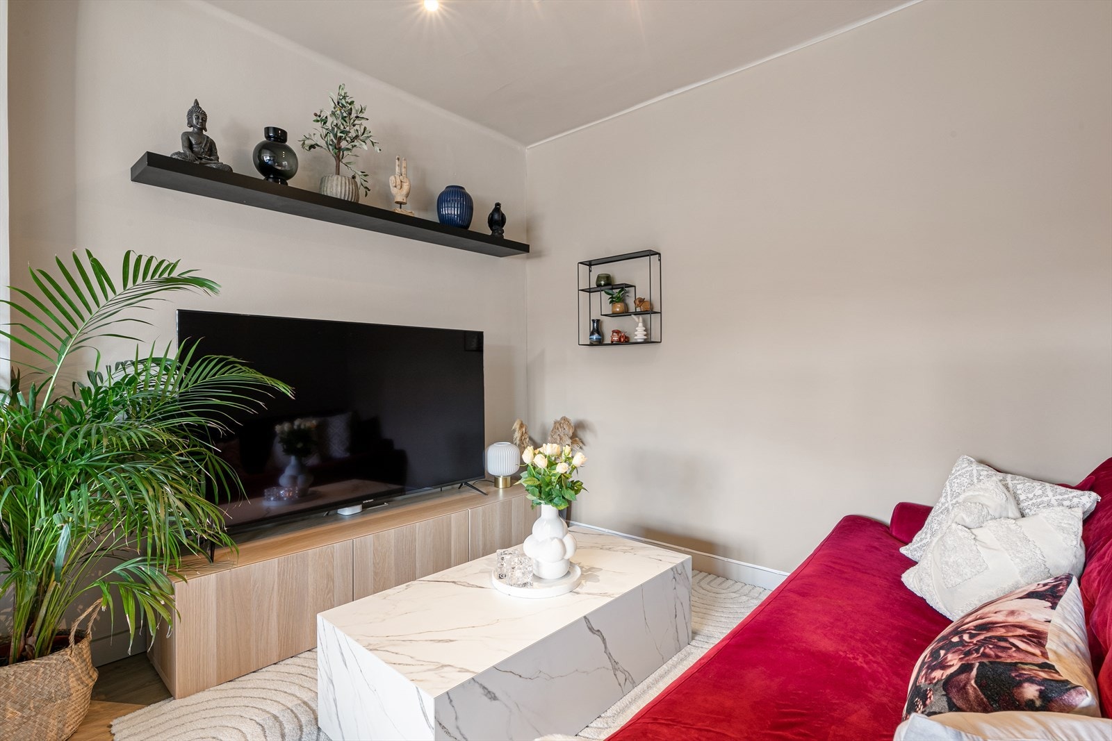 Stuen er lun og hyggelig med plass til sofa, bord og TV-benk. Galleribilde