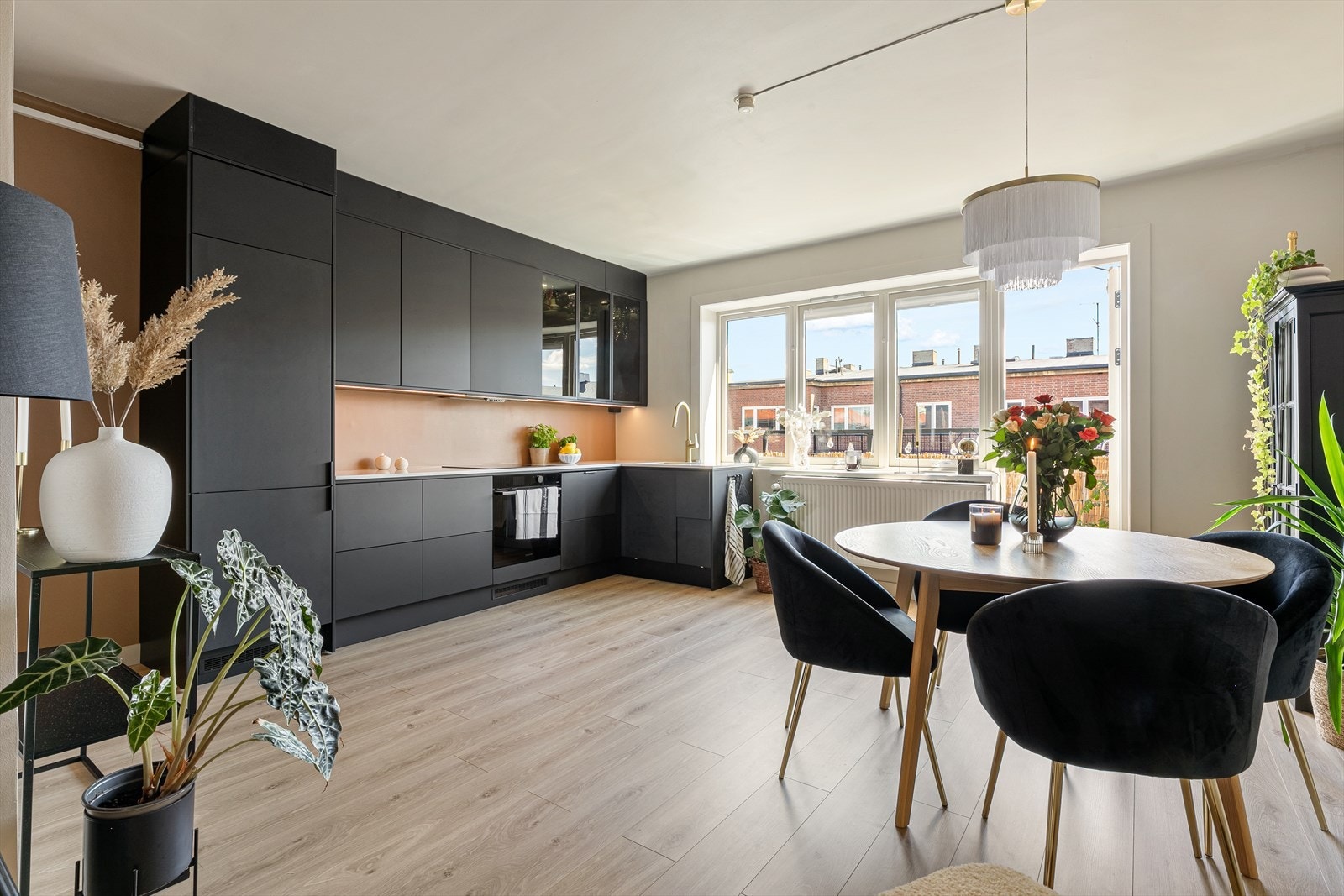 Her får dere et moderne, innflytningsklart hjem med svært god, intern beliggenhet. Galleribilde