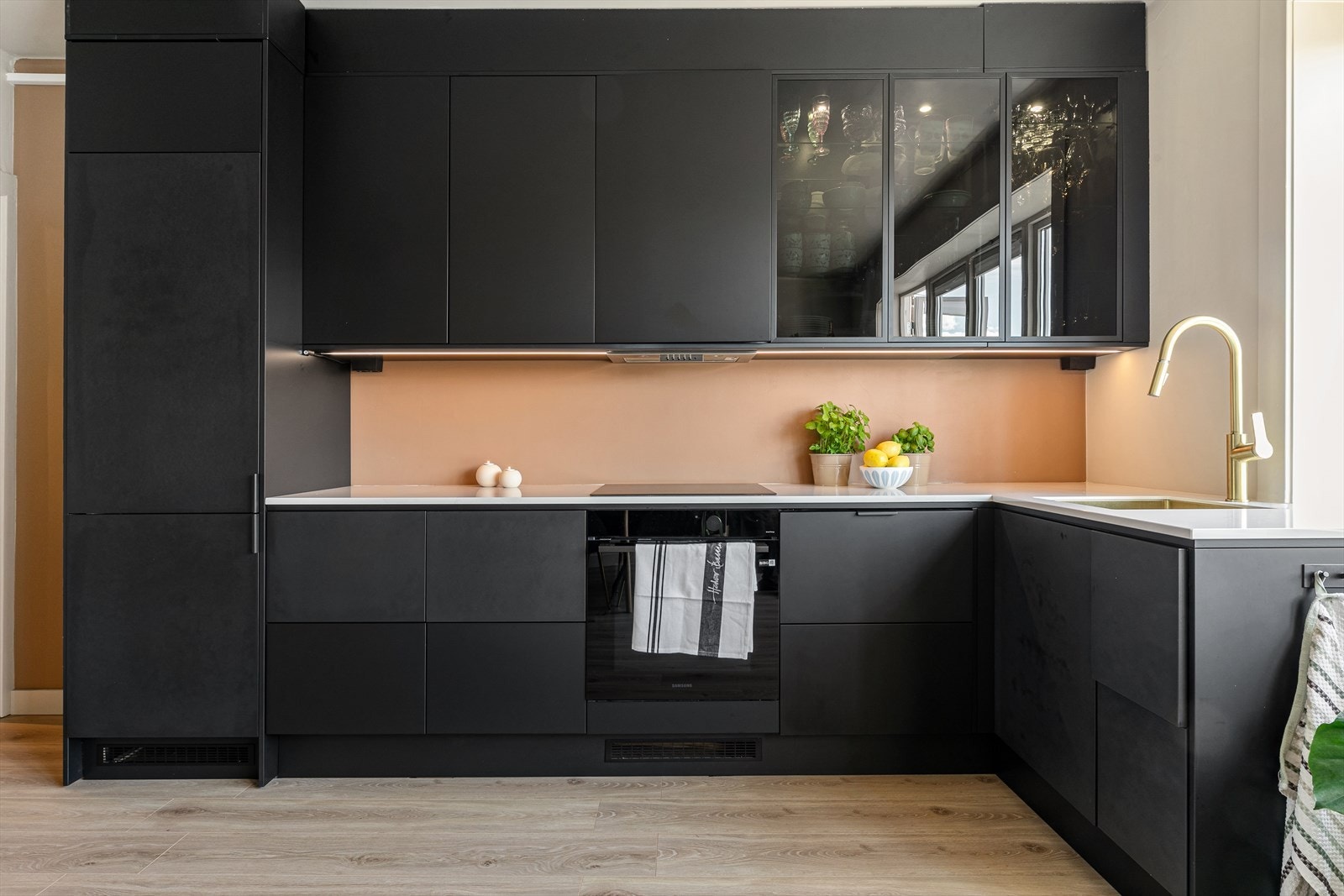 Selve kjøkkeninnredningen fra 2023 er praktisk plassert i hjørne av rommet. Galleribilde