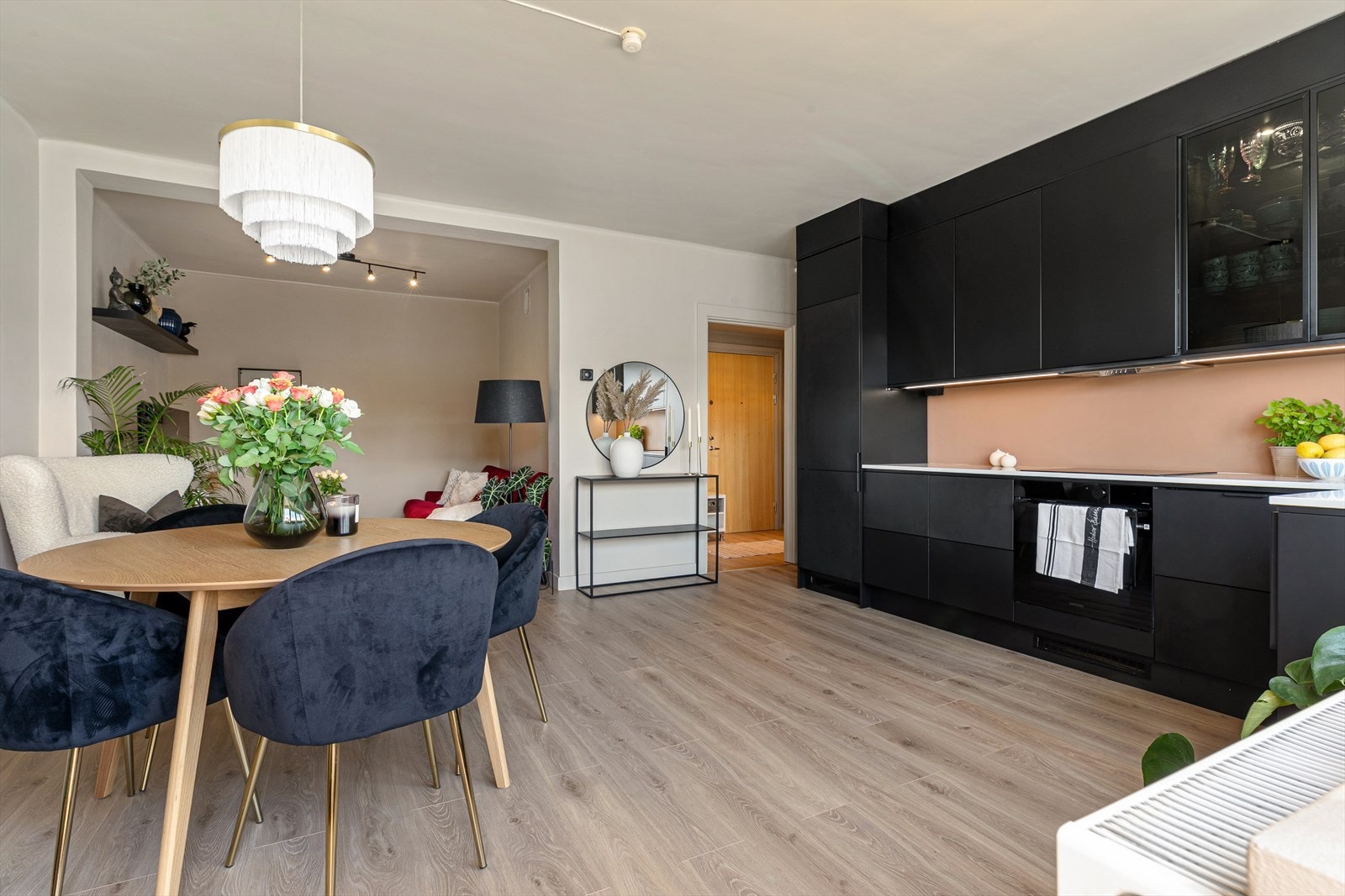 Rommet er delt inn i naturlige soner med stue, spisestue og kjøkken. Galleribilde