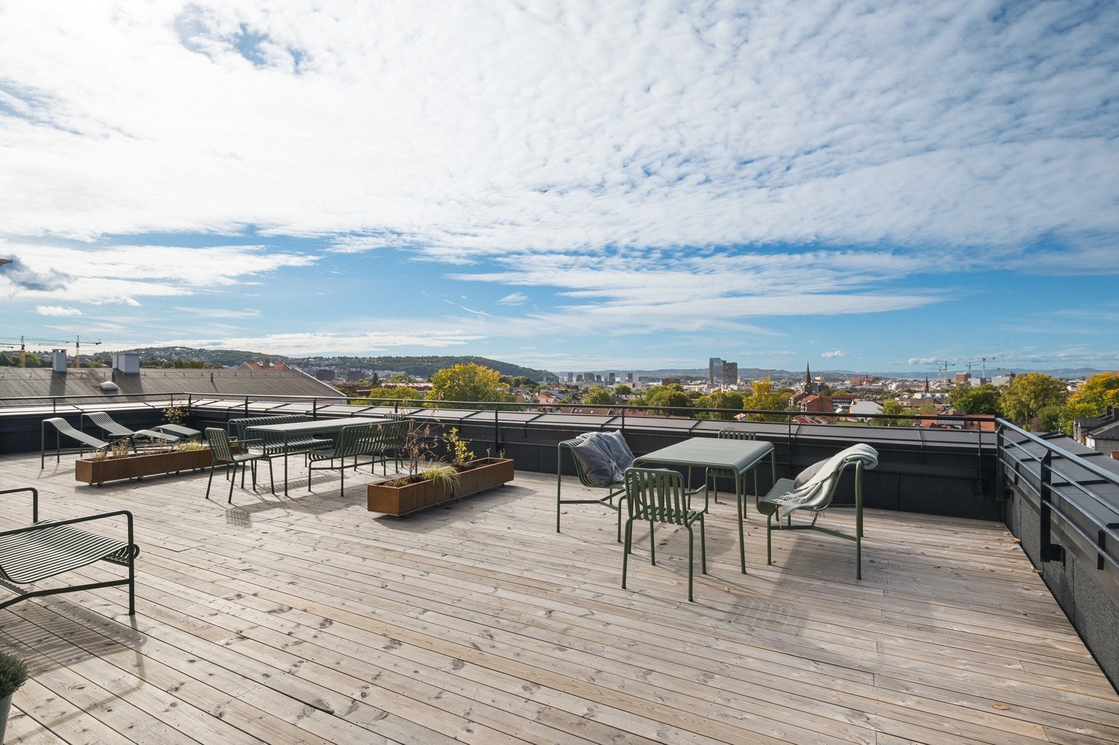 På toppen av bygget ligger en fantastisk, felles takterrasse som er tilgjengelig for alle beboere. Galleribilde