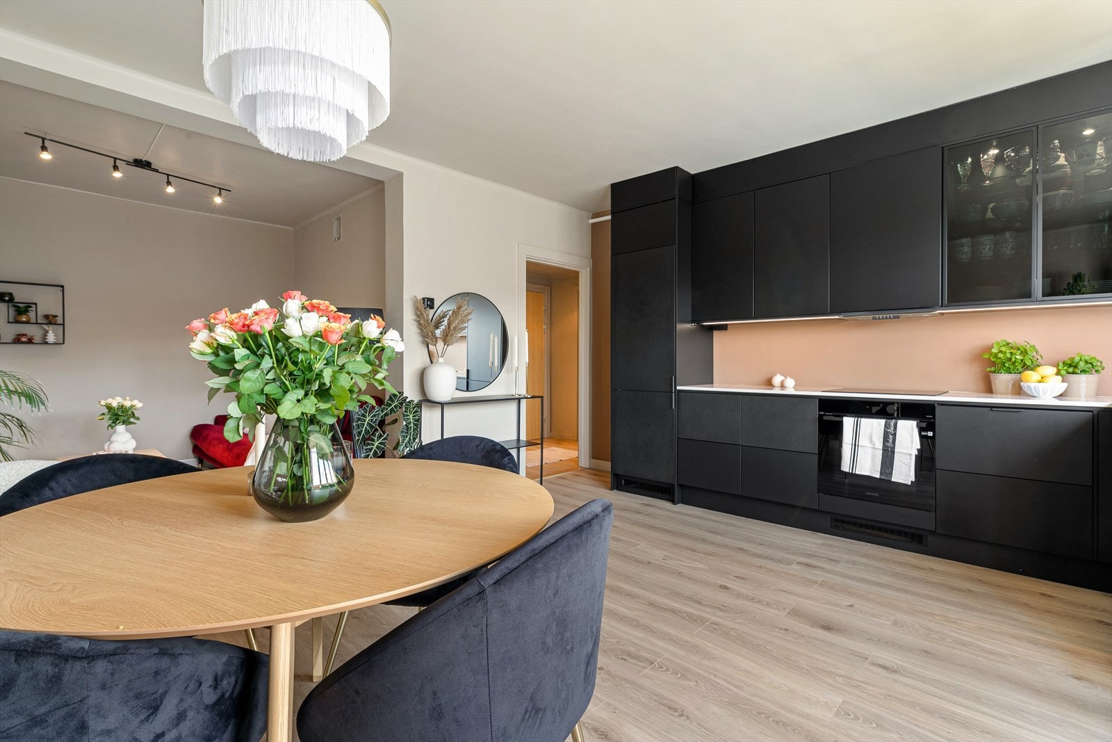 Mellom stue og kjøkken er det naturlig plass til et stort, sosialt spisebord. Galleribilde