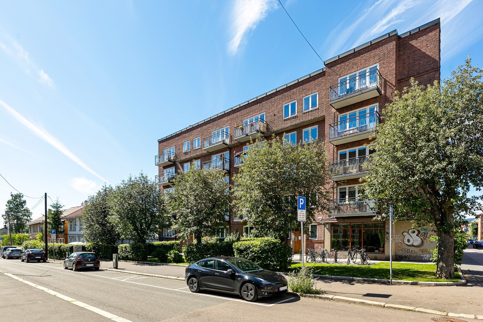 Fra bakkeplan er det enkel trappeadkomst til leiligheten som ligger i 5. etasje. Galleribilde