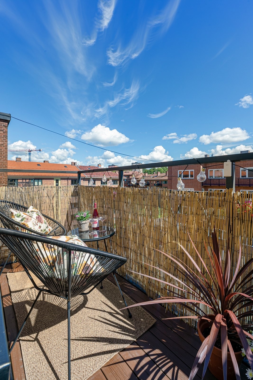 Fra stuen er det utgang til den herlige, luftige balkongen. Galleribilde