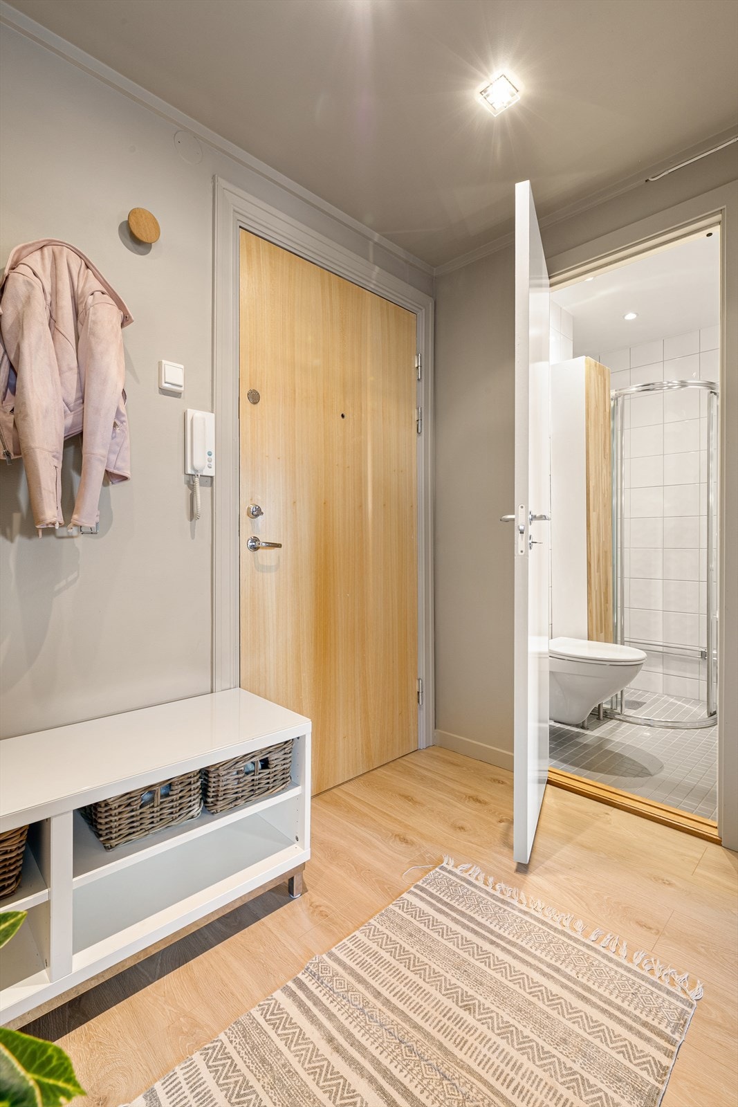 Med praktiske hylleløsninger er det plass til yttertøy og sko i gangen. Direkte adkomst til praktisk kott med masse lagringsplass. Galleribilde