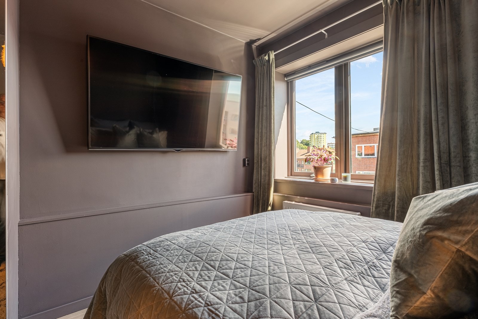 Stort vindu med dyp karm gir et luftig og behagelig rom å oppholde seg i. Galleribilde