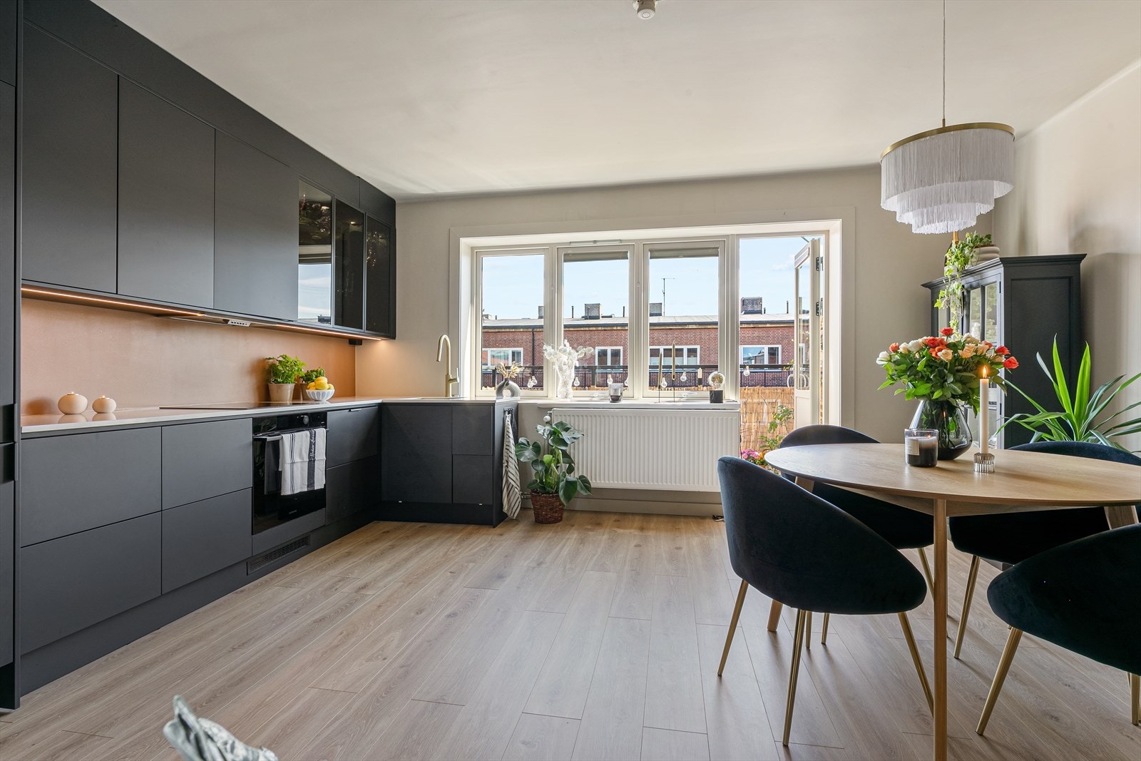 Store vinduer med dype karmer sikrer godt med lys og luft i dette store rommet. Veggene er malt i en moderne fargetone som harmonerer fint med det lyse gulvet. Her er det enkelt å møblere etter egne ønsker og behov. Galleribilde